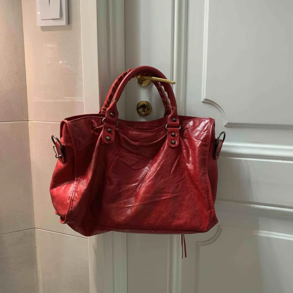 Säljer nu min röda balenciaga väska i modellen Classic City M inkl kvitto. Köpt på Farfetch för 1699£. Säljs pga ingen användning längre.  Kan möjligtvis sänka priset vid snabb affär. Använd, men inga märkvärdiga slitage.  . Väskor.