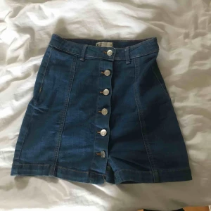  - Jeanskjol från Gina Tricot. Använd max 5 gånger.