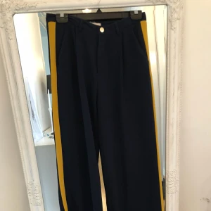  - Hög midjade vida byxor, supersnygga på. 