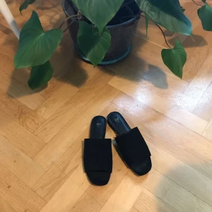  - Svarta sandaler från hm, använda två veckor så nästan nyskick! Felfritt skick ☀️