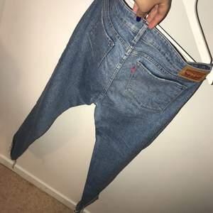 Levis jeans i storlek W31 L(?). Sparsamt använda och på dem är slitningar i form av fransar i benets slut!  Kan posta men då står köparen för frakten!