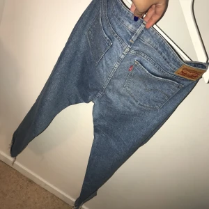  - Levis jeans i storlek W31 L(?). Sparsamt använda och på dem är slitningar i form av fransar i benets slut!  Kan posta men då står köparen för frakten!