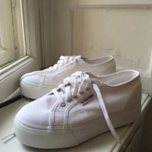  - Superga Platform White Alcot Linea 2790  Uk 6, EU 39,5  + porto 60kr eller mötas 
