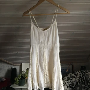  - En härlig flowy sommarklänning!  Använd men fortfarande i bra skick. Köparen står för frakten 🌹