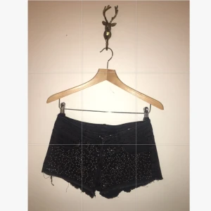 - Shorts från hm med glitterstenar i svart! Eller Köp båda shortsen för 190:-