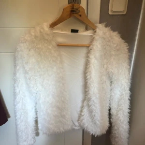  - Fin fuskpäls aldrig använd så i fint skick, kan mötas upp i Vimmerby eller så skickat jag mot att köpare står för frakt💕