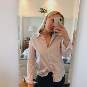  - En rosa skjorta som man kan styla lite hur man vill. Det är XS men jag skulle säga att den passar S också beroende på hur tight man vill ha den.  Bra skick! 