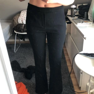  - Flare kostymbyxor från Zara. Jag är 165cm & dom är perfekta i längden om jag har ett par skor med platå/klackskor. Så passar säkert bra på någon som är längre. 😊 använda endast två gånger! Köpten står för frakt