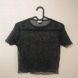  - Crop-top i glittrig mesh, jättefin att ha över en bustier! Eventuell frakt tillkommer ✨