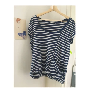  - HOPE t-shirt! Jag har använt den sparsamt som en oversize t-shirt. Det står L men är mycket mer som en M! Superfin. Köpare står dör frakt. Kan mötas i Stockholm. 