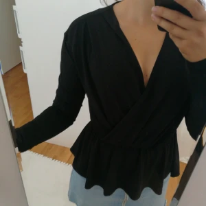  - Långärmad festtopp i stretching material. Använd en gång! Den är i perfekt skick🌸