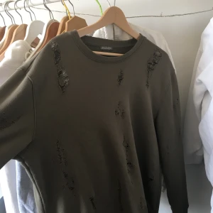  - Grön tröja med hål i från H&M. Storlek L men är najs för mig som är en XS-S att ha som oversized. Möts upp i Sthlm och fraktar