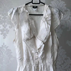  - Skjortblus med volang. Nyskick.