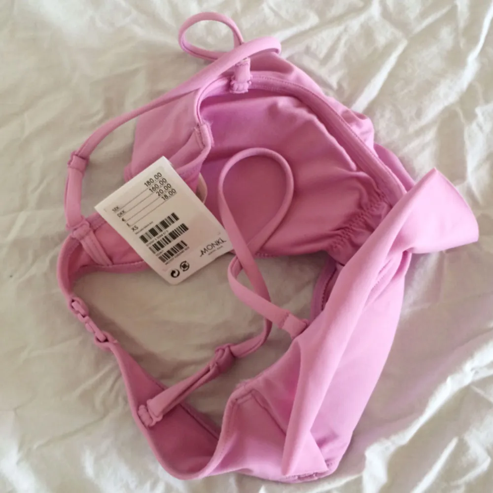 🎀🎀🎀 Oanvänd bikinitop köpt från Monkis hemsida 2016 i strl XS, säljer då den är för liten för mig. Ordinarie pris 180kr. Kan mötas upp i Stockholm eller skickas mot frakt! 👙👙👙. Toppar.