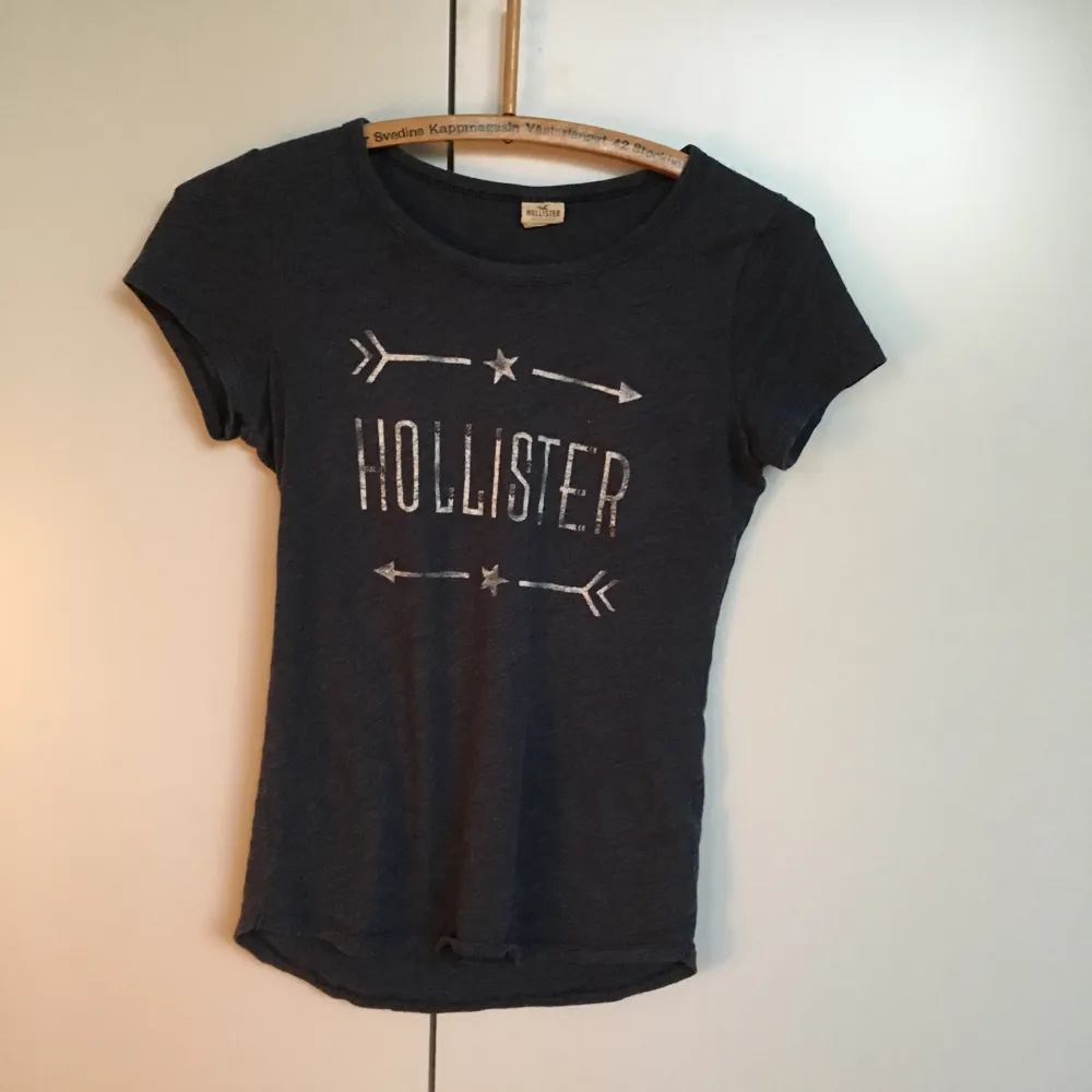 Tajt T-shirt från hollister. Frakt tillkommer✨. T-shirts.