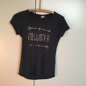  - Tajt T-shirt från hollister. Frakt tillkommer✨
