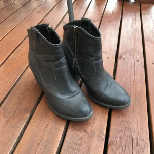  - Boots i grå-svart 🌚 jättesköna på! Fejkmaterial som står sig mot smuts och våta, använda en säsong. (Smutsiga på bilderna, gör självklart rent de innan försäljning) 