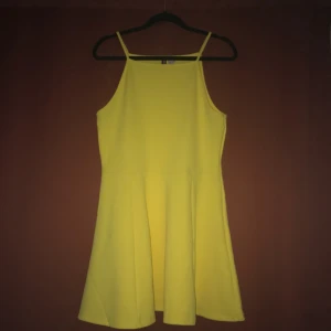  - Såååå himla fin klänning som jag inte skulle sälja om jag inte hittat en annan till ett speciellt tilltänkt tillfälle. Helt ny - endast provad. Tyvärr var jag snabb med att rycka lappen. Portot ingår i priset. 