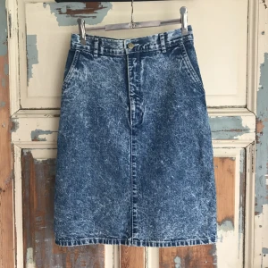  - Stentvättade jeanskjol som sträcker sig från midjan till ovanför knäna. Tycker den är så himla snygg men har tyvärr vuxit ur den.. Jeansmaterialet är tunnare och följsamt/mjukt.