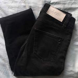 Svarta högmidjade jeans från Acne. Hyfsat tajt i modellen. Ifall flera bilder önskas är det bara att fråga🌸 köparen står för frakt. Kan även mötas upp✨