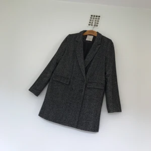  - Mönstrad höst/vår-jacka 🌚 använd två vintrar! Dubbelknäppning och fickor fram, går nedanför rumpan på mig som är 166 cm 