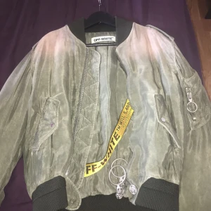  - Off white jacka storlek Small  Kvitto finns. Köptes för 10000kr
