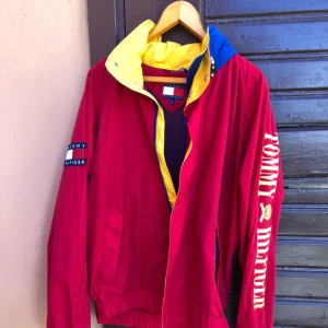  - Vintage 90s Tommy Hilfiger Windbreaker i mycket trevligt skick. Hämtas i Uppsala eller skickas MIT fraktkostnad 
