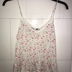 Söt topp.  - Blommig topp med spets detaljer! 65 kr med inkluderad frakt.