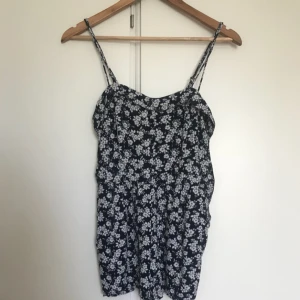  - Jumpsuit från superdry Mörkblå med vita mönster 