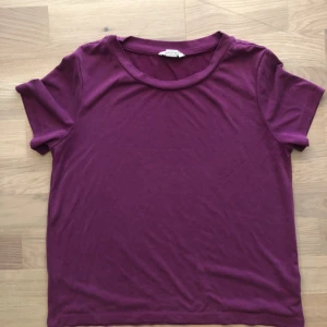  - Lila tröja från monki, knappt använd
