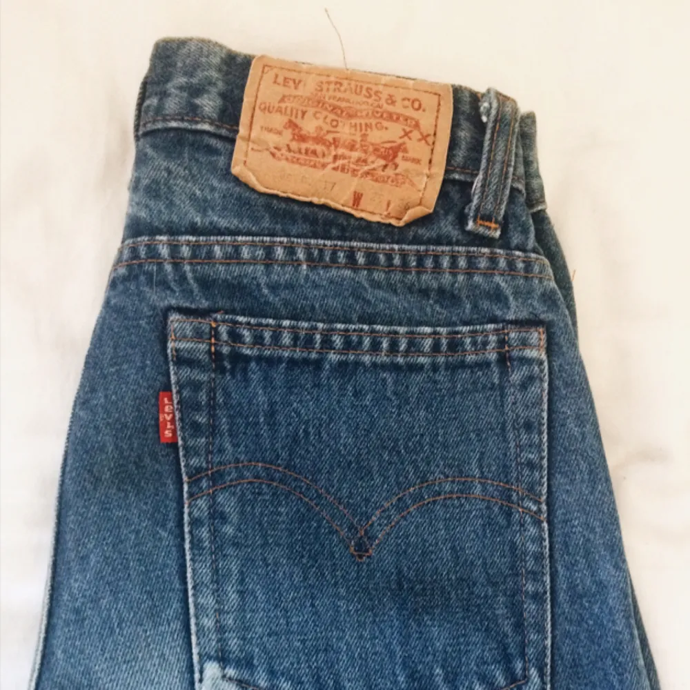  Säljer mina Levis jeans som tyvärr är för små för mig!😢 Jättefina och lätta att matcha till. Raka i benen och höga i midjan💖  Frakt tillkommer för köparen . Jeans & Byxor.