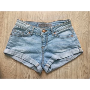  - Jeansshorts i storlek 32 (XS ungefär). Använda fåtal gånger så väldigt fint skick! Kan mötas upp i Stockholm eller skicka mot fraktkostnad.