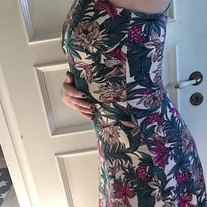  - Åh denna blommiga klänningen har kommit till användning på midsommar 🍓🇸🇪🎵 Min kompis lånade den när vi kollade på Beyoncé Formation World Tour i Kph 👯‍♀️ Många vackra sommarminnen med denna klänning 🌞