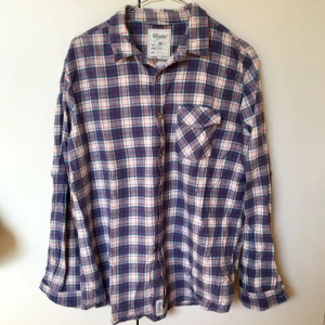  - Jätte bekväm skjorta i fina färger! Köpt från Bik Bok🌈