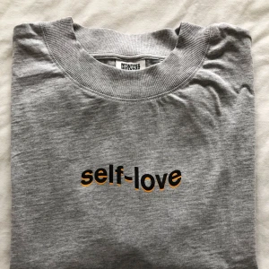  - Världens sötaste tröja från Weekday, använd en gång! Skriv för frågor eller fler bilder💓💓💓 Kan mötas upp i Stockholm eller så tillkommer frakt 😇