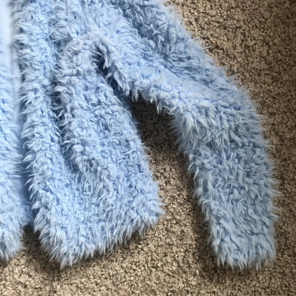 Fin blå fluffig kofta/ tunn jacka från Gina Tricot ✨ Storlek S! . Jackor.