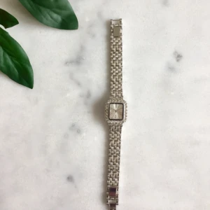  - Fin silvrig klocka, aldrig använd.