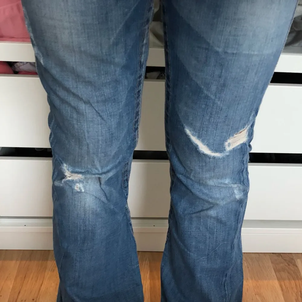 True religion, bootcut, low waist, 30tum och 34 längd. Är dock som 28-29 enligt mig! . Jeans & Byxor.