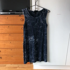  - Sommarklänning från Monki. Jätte mjuk och skön, Passar small-large beroende på hur tight man vill att den ska vara. Använd en gång. Köparen betalar frakt ✨✨