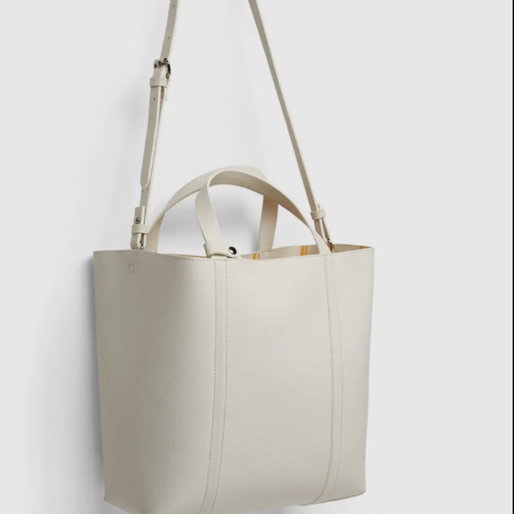 Super fin vit sommar väska från Zara! Aldrig använd & prislappen finns kvar! . Väskor.