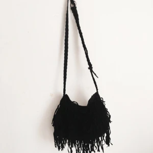  - Svart fransväska i nyskick. Axelbandet går att justera. Säljer väskan då jag har alldeles för många väskor (säljer även samma modell  i brun färg finns i min profil).   Kan mötas upp i Stockholm. Köparen står annars för frakt.🌻