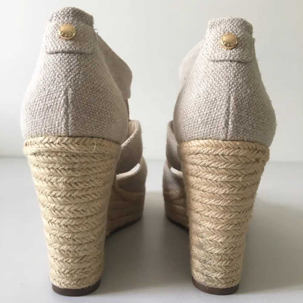 Michael Kors Damita Canvas Espadrille Wedge Beige storlek 39 Nypris 1200:- Endast använda en gång   https://www.michaelkors.eu/en_SE/damita-canvas-espadrille-wedge/_/R-40S2DMMS2D?color=0001&ecid=MKC_SE_En_PLA  . Skor.