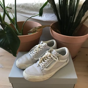  - Säljer mina vans old skool pga för stora för mig tyvärr)): Sparsamt använda!! Köparen står för frakt((: