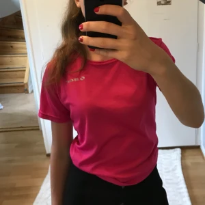  - Rosa tränings T-shirt från soc i storlek M. Den har en lite repa (inget hål ) men det syns inte så tydligt. Frakt tillkommer på 15kr. Betala med Swish👍 