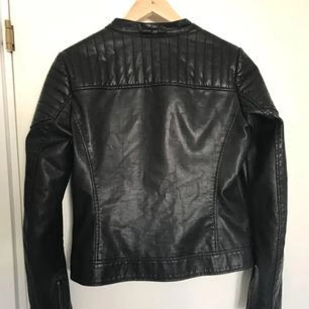 Faux leather jacket från Topshop. Använd men i mycket gott skick. Möts upp i Stockholm eller så står köparen för frakten🌸. Jackor.