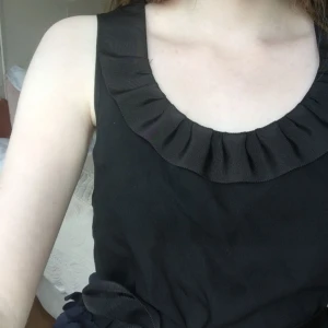  - Jättefin blus från Sonia Rykiel med detaljer som en fin krage och mörkblå blomblad. Vet tyvärr inte storleken men kan passa en S/M. Har ett band som knyts runt midjan. (Frakt tillkommer)