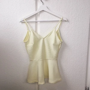  - En gulneon färgat party linne! 🍋 Perfekt till sommarens festivaler, utgångar och hemmafester🕺🏼Lyser väldigt tydligt och den har en fin öppen rygg som tar fram din fina solbränna 💁🏽‍♀️☀️