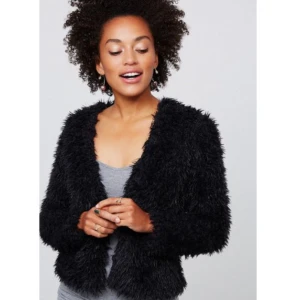  - Svart pälsjacka (fake) från Gina Tricot. Modellen heter Wanda och nypris är 300 kr. Köptes i vintras/våras. Använd vid max 5 tillfällen så i väldigt fint skick. Den är i strl XS men passar både XXS och S :)