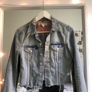  - Cropped jeansjacka från h&m i storlek 34 