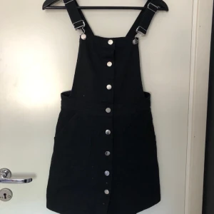  - Svart hängselklänning från H&M